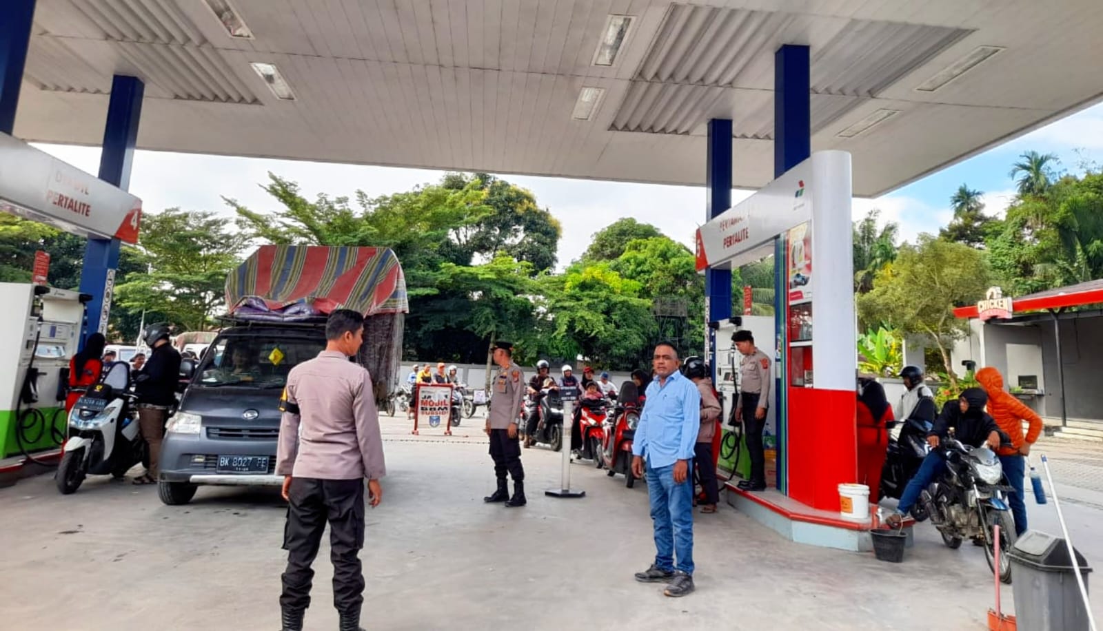 Teks foto:Personil Polsek Pantai Cermin, Serdang Bedagai, melakukan pengawasan di saat pendistribusian BBM di SPBU 14.205.177 di Desa Cilawan, Pantai Cermin, Rabu, 3 Desember 2025.(Beritasore-Azwen)