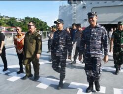 Bupati Nias Sambut KRI Semarang-594 Bawa Bantuan Kemanusiaan Untuk Pulau Nias