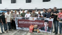 Tampak gambar: Bupati Gayo Lues Suhaidi menerima langsung bantuan dari Pemda Abdya dan Masyarakatnya serta kiriman dari Ahmad Muzani Ketua MPR-RI.(Muhammad Iqbal/berita)