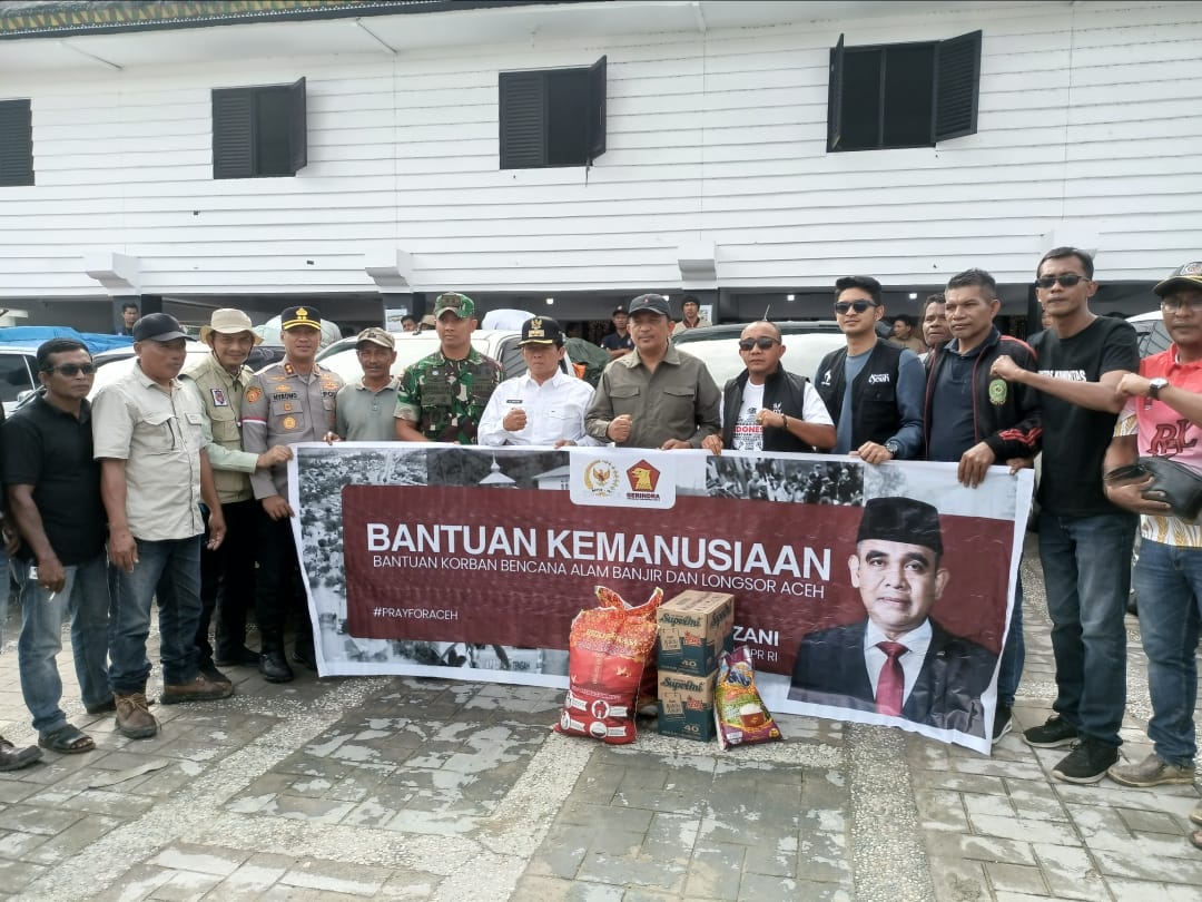 Tampak gambar: Bupati Gayo Lues Suhaidi menerima langsung bantuan dari Pemda Abdya dan Masyarakatnya serta kiriman dari Ahmad Muzani Ketua MPR-RI.(Muhammad Iqbal/berita)