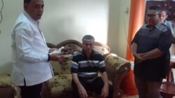 Teks foto : Ketua IPHI dan anggota DPRD Sumut HM Yusuf,SH.M.Hum dan Ustad Jafar Sidiq saat upah-upah Prof.Iman Jauhari di kediamannya. ( Berita Sore/Riswan Rika)