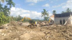 PT SRL dan PT SSL kerahkan alat berat membersihkan material kayu dan bangunan pascabencana banjir dan longsor di Batang Toru Kabupaten Tapanuli Selatan. Rabu (3/12) (Berita/Ist)