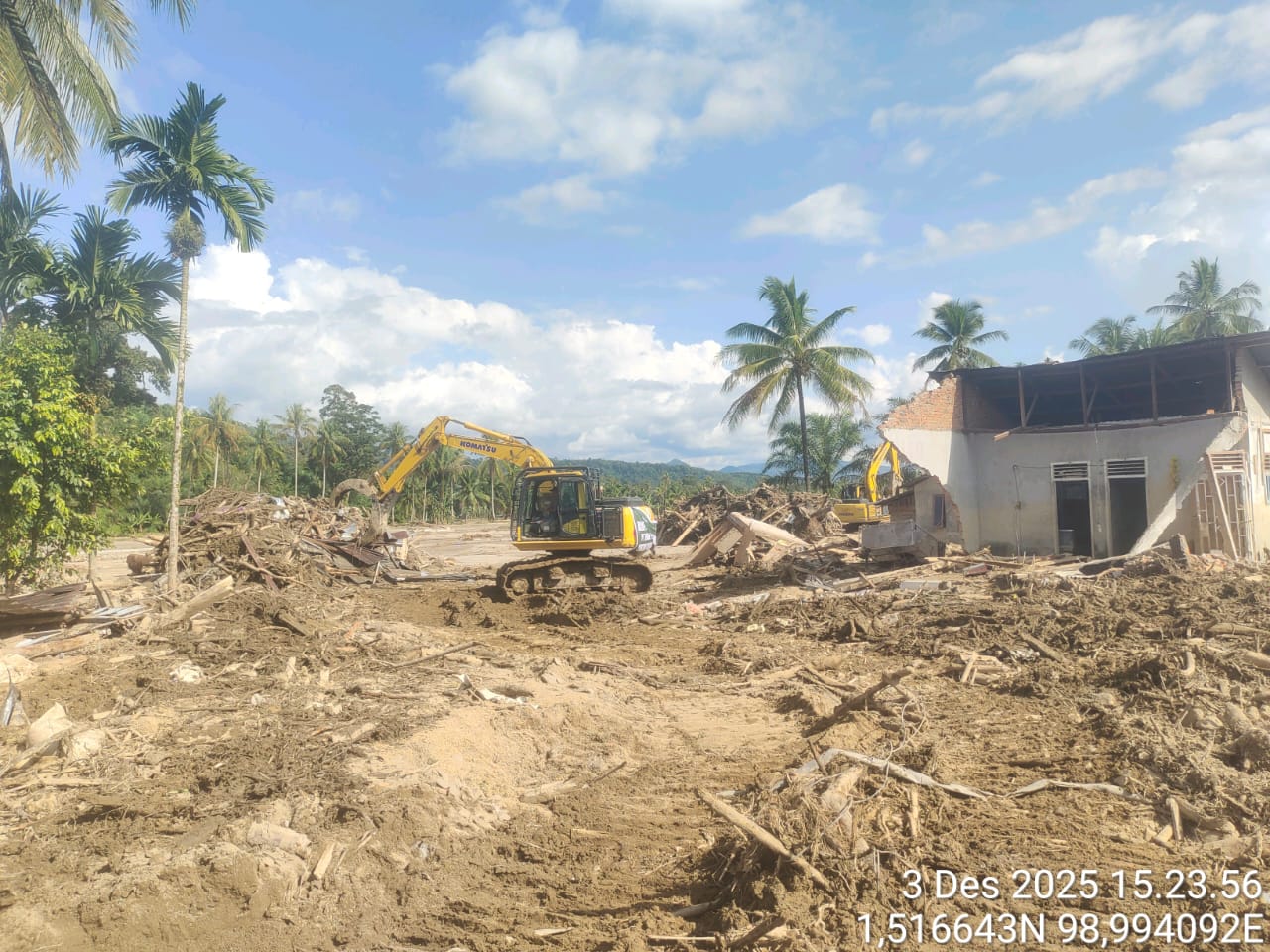 PT SRL dan PT SSL kerahkan alat berat membersihkan material kayu dan bangunan pascabencana banjir dan longsor di Batang Toru Kabupaten Tapanuli Selatan. Rabu (3/12) (Berita/Ist)