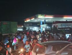 Jalinsum Medan-Aceh Wilayah Besitang Macet Panjang Akibat Antrian BBM