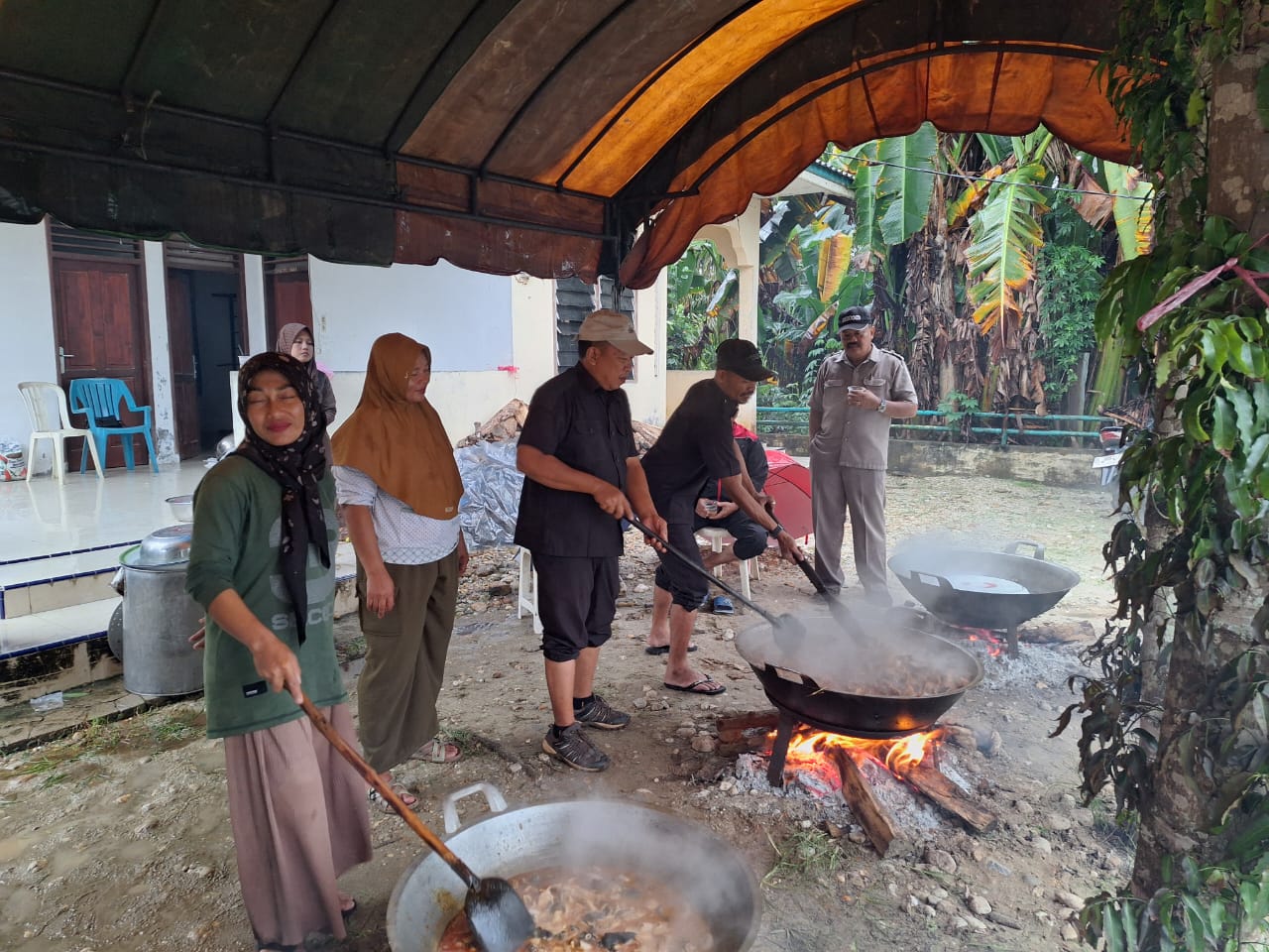Teks Foto: Posko Dapur Umum dan pembagian sembako untuk warga relokasi Gampong Timbang Langsa dari PT Timbang Langsa pada masa tanggap darurat banjir Kota Langsa.Foto: Munawar