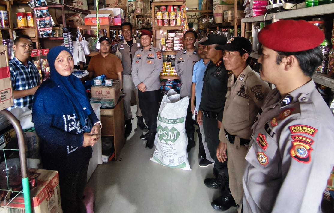 Tampak gambar Para petugas sedang Operasi Pasar Terpadu Blangkejeren.(Muhammad Iqbal/berita)