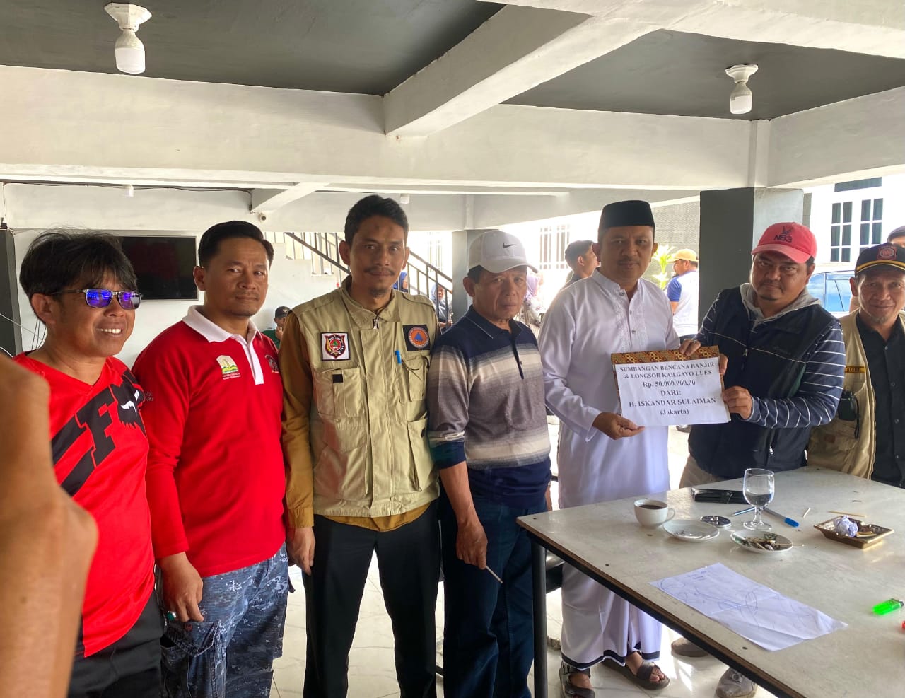 Tampak gambar: salah satu putra Gayo Lues yang berdomisili di Jakarta berdonasi ke Bencana Alam Gayo Lues,diterima langsung secara simbolis oleh Bupati.(Muhammad Iqbal/berita)