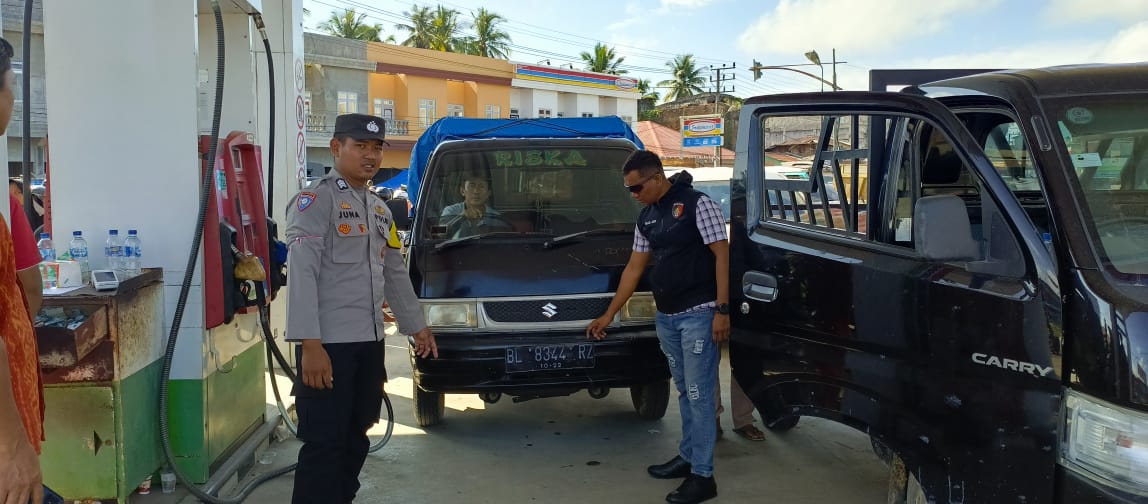 Foto: Polisi memeriksa dan mengawasi aktivitas pengisian BBM di seluruh SPBU di Aceh Singkil, guna menghindari kendaraan yang melakukan pengisian berulang kali. ist.