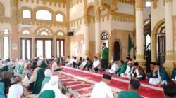 Teks fhoto Bupati Batubara H. Baharuddin Siagian, SH., M.Si menghadiri kegiatan Al-Washliyah Batubara Bertasbih, dalam rangka memperingati Hari Ulang Tahun (HUT) Ke-95 tahun Al Jam’iyatul Washliyah di Halaman Masjid Nurul Huda, Desa Pematang Panjang, Kecamatan Lima Puluh Pesisir Sabtu (6/12/2025).beritasore/ alirsyah