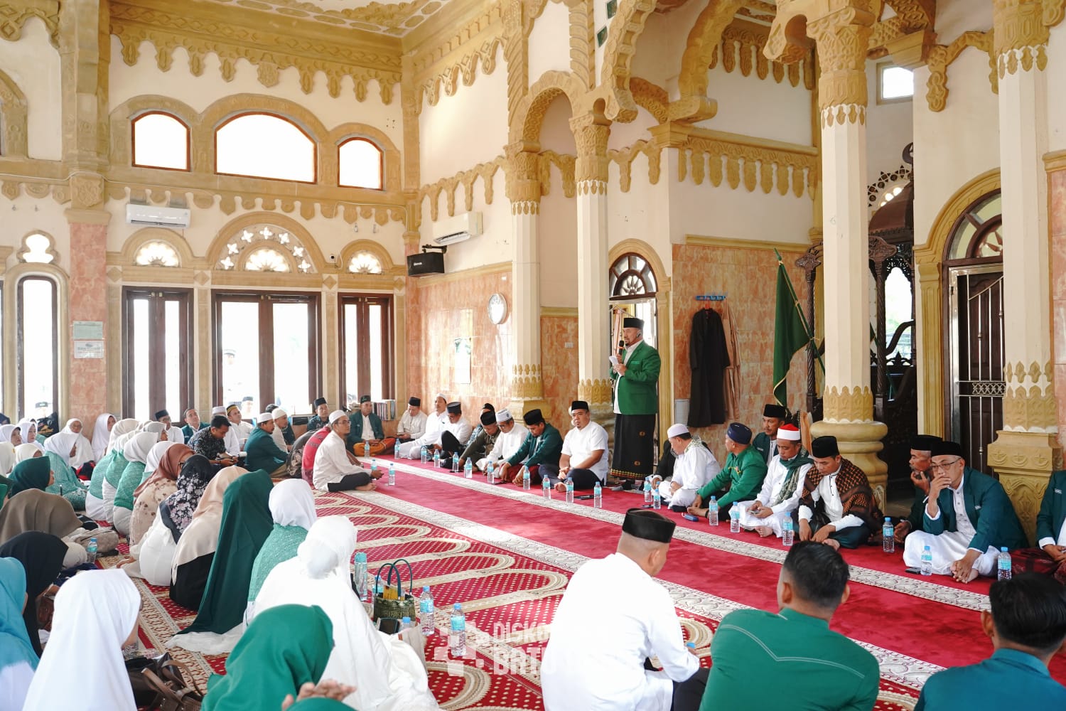 Teks fhoto Bupati Batubara H. Baharuddin Siagian, SH., M.Si menghadiri kegiatan Al-Washliyah Batubara Bertasbih, dalam rangka memperingati Hari Ulang Tahun (HUT) Ke-95 tahun Al Jam’iyatul Washliyah di Halaman Masjid Nurul Huda, Desa Pematang Panjang, Kecamatan Lima Puluh Pesisir Sabtu (6/12/2025).beritasore/ alirsyah