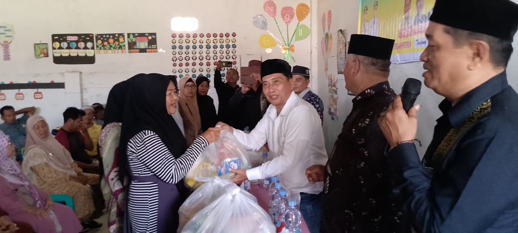 Teks fhoto, Memperingati Hari Jadi Kabupaten Batubara Ke-19, Pengurus Besar Gerakan Masyarakat Batubara (PB Gemkara) menggelar kegiatan sosial penyaluran bantuan sembako dan tali asih kepada para keluarga pejuang yang telah berkontribusi dalam proses pemekaran Kabupaten Batubara di Yayasan Husnul Khotimah, Kecamatan Tanjung Tiram, Sabtu (6/12/2025).