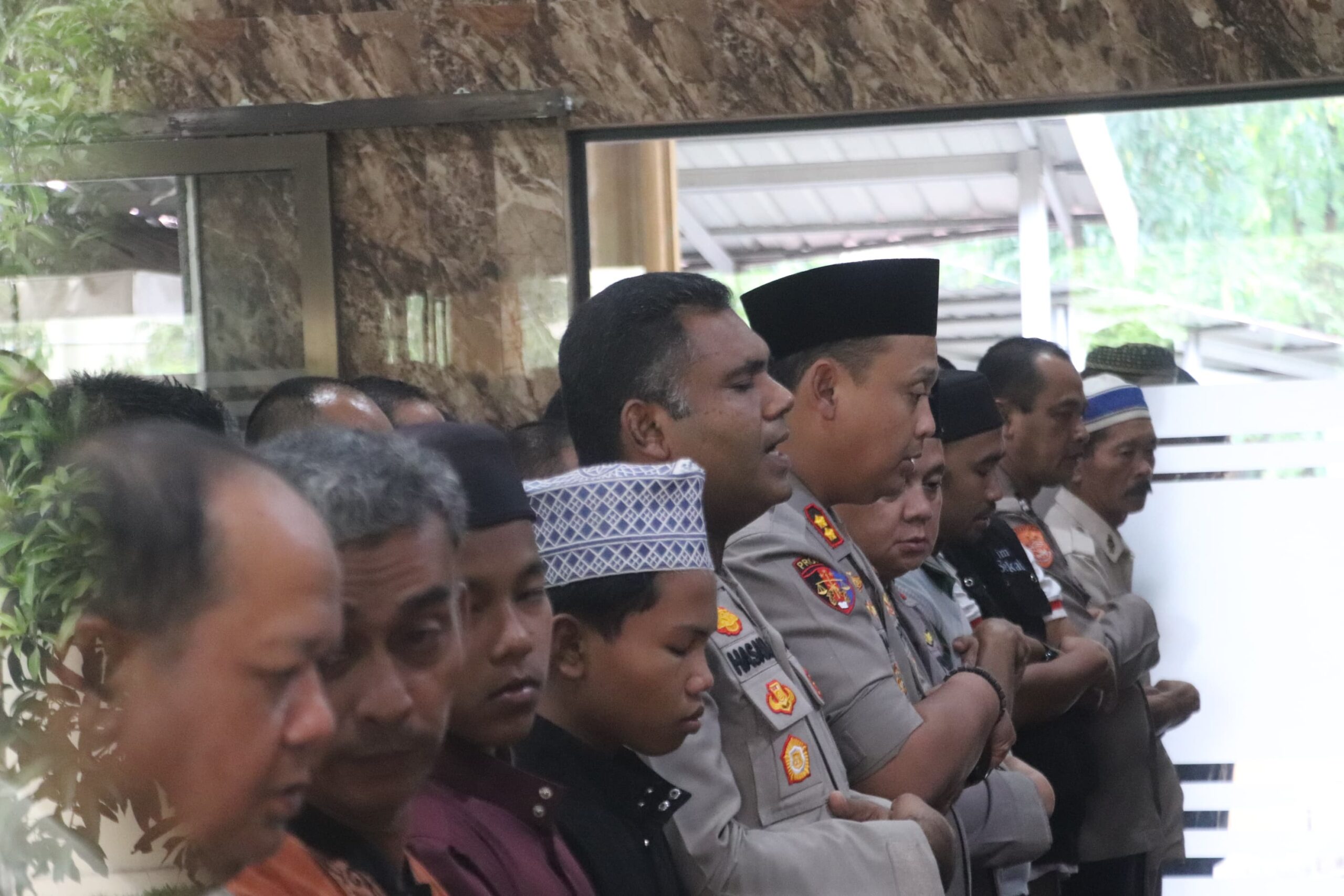 Teks Foto  Polres Langkat melaksanakan kegiatan salat ghaib dan doa bersama untuk para korban bencana alam yang terjadi di wilayah Sumatera Utara, Sumatera Barat, dan Aceh, Jumat (5/12/25). beritasore.co.id/ist. 