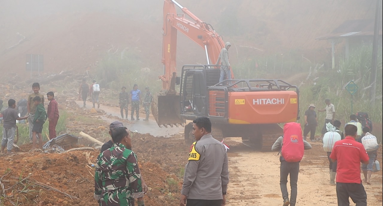 Teks Foto Kapolres Kota Lhokseumawe, AKBP Dr Ahzan turun langsung tinjau akses jalan yang terputus akibat longsor hingga menyebabkan Kabupaten Bener Meriah terisolasi pasca terjadi bencana hidrometeorologi 11 hari lalu.