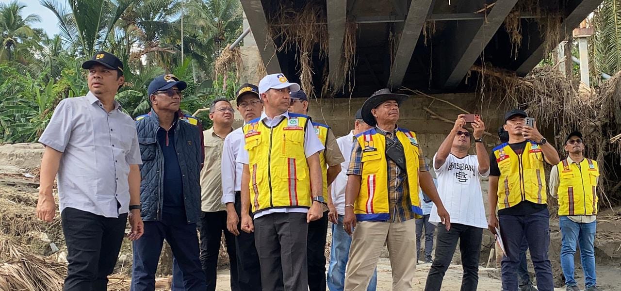 Teks Foto Anggota Komisi V DPR RI, H Ruslan Daud (HRD) bersama pejabat Kementerian Pekerjaan Umum (PU) RI, melihat langsung kondisi Jembatan Kuta Blang yang putus , Sabtu (6/12). Ist