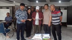 Teks gambar: Wakil Bupati menerima langsung Bantuan dari PT. Hopson pinang rugub dan China Contruction Fourth Division.(Muhammad Iqbal/berita)