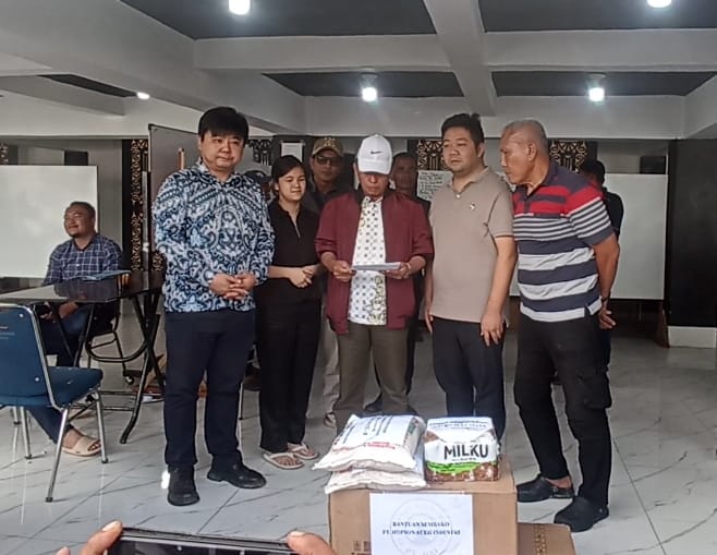 Teks gambar: Wakil Bupati menerima langsung Bantuan dari PT. Hopson pinang rugub dan China Contruction Fourth Division.(Muhammad Iqbal/berita)