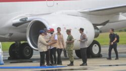 Ket, Foto: Gubernur Aceh H. Muzakir Manaf, bersama Pangdam Iskandar Muda, Kapolda Aceh, Wakil Gubernur dan Sekda Aceh menjemput kedatangan Presiden Republik Indonesia, Probowo Subiyanto di Bandara Sultan Iskandar Muda Aceh Besar, Minggu (7/12). (Ist)