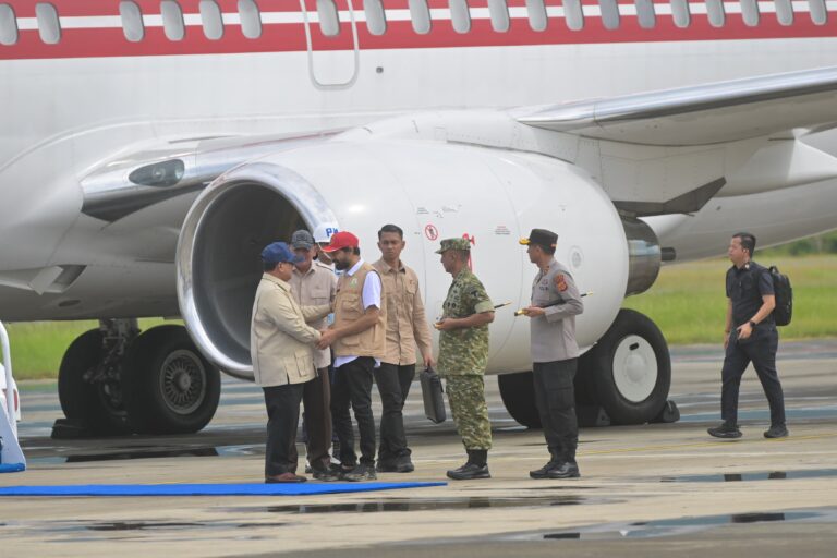 Ket, Foto: Gubernur Aceh H. Muzakir Manaf, bersama Pangdam Iskandar Muda, Kapolda Aceh, Wakil Gubernur dan Sekda Aceh menjemput kedatangan Presiden Republik Indonesia, Probowo Subiyanto di Bandara Sultan Iskandar Muda Aceh Besar, Minggu (7/12). (Ist)