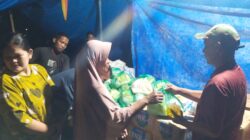 Teks Foto Bantuan sembako kepada warga Dusun VIII Padang Kedondong Desa Batumalenggang Kecamatan Hinai, Sabtu (6/12/25).beritasore.co.id/ist.