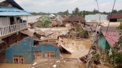 Suasana Kecamatan Kota Kualasimpang yang porak-poranda akibat banjir meluapnya sungai Tamiang. Foto: Muhammad Hanafiah