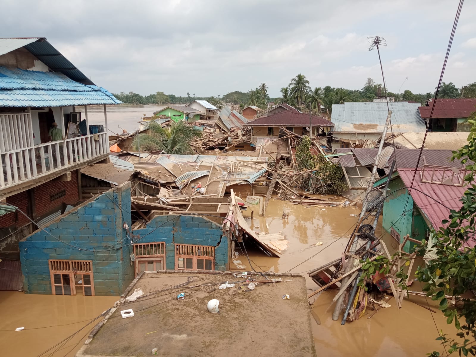 Suasana Kecamatan Kota Kualasimpang yang porak-poranda akibat banjir meluapnya sungai Tamiang. Foto: Muhammad Hanafiah