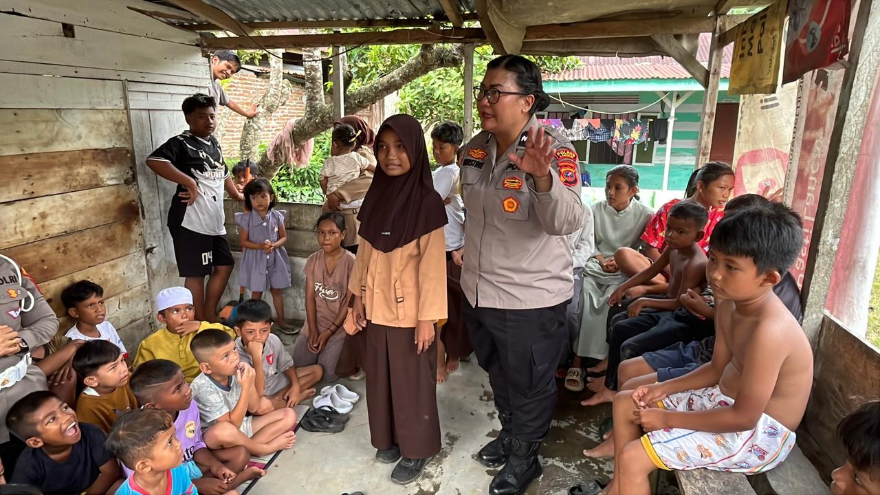Teks Foto  Srikandi Polwan Polres Langkat,  Trauma Healing, anak-anak korban banjir di Langkat, Jumat (5/12/25). beritasoreco.id/ist. 