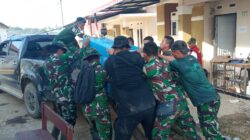 Sejumlah anggota TNI sedang mengangkat genset untuk dibawa ke Posko yang baru di lapangan Tribun Kantor Bupati Aceh Tamiang, Minggu(7/12) sore. Foto: