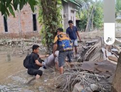 Kapolres Langkat Tercebur Saat Salurkan Bansos Banjir