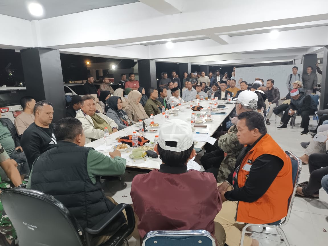 Bupati dan Wakil Bupati serta para SKPK Rapat Evaluasi di 12 hari pasca Bencana HIDROMETEOROLOGI di Kabupaten Gayo Lues.(Muhammad Iqbal/beritasore.co.id)