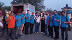 Teks foto : Rombongan KNPI Keti a menyerahkan bantuan korban banjir . ( beritasore.co.id/ Ist)