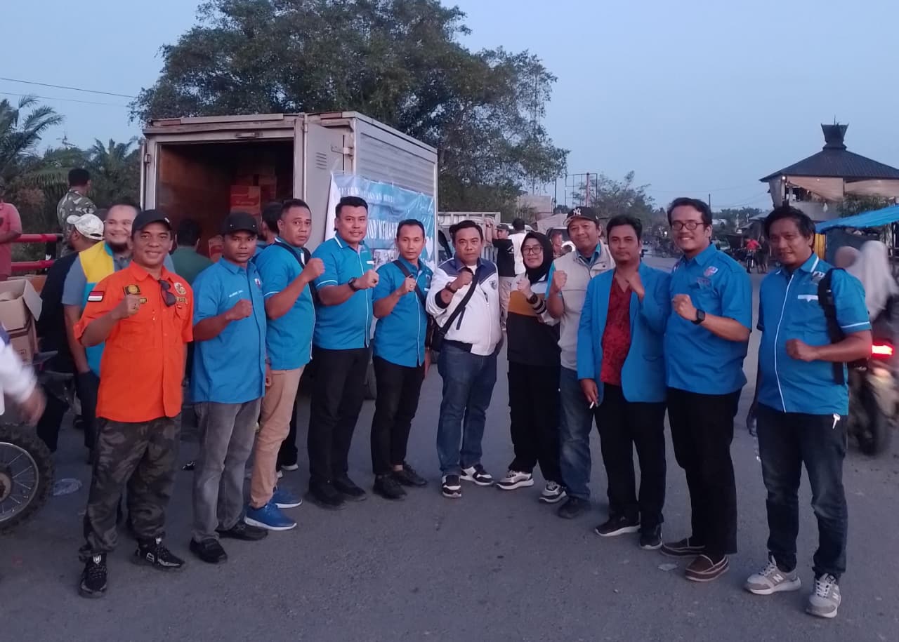 Teks foto : Rombongan KNPI Keti a menyerahkan bantuan korban banjir . ( beritasore.co.id/ Ist)