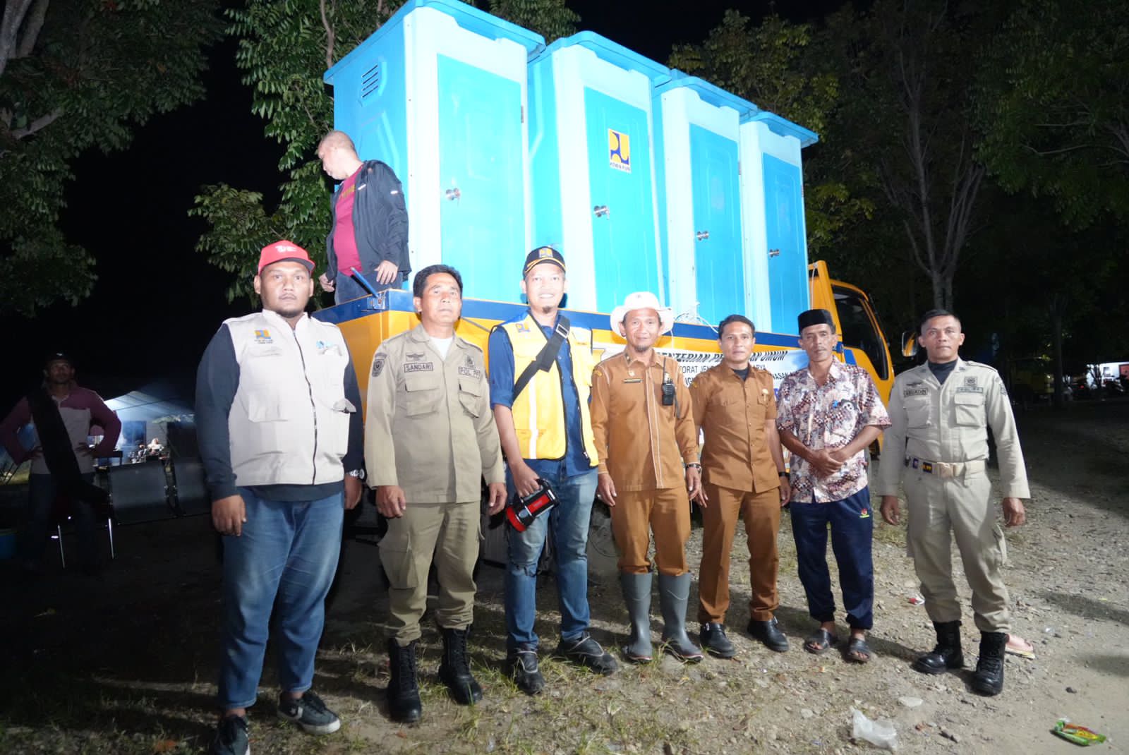 Tampak gambar: pihak kementerian PU memberi Bantuan yang di antar langsung Balai Penataan Bangunan Prasarana dan Kawasan Aceh.