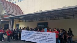 Teks foto: Aksi damai puluhan dosen dan pegawai UDA berorasi di depan Gedung Rektorat, beberapa waktu lalu. Mereka menolak surat rekonsiliasi sepihak yayasan dan meminta Kemendiktisaintek bertindak adil. Berita Sore/ist.