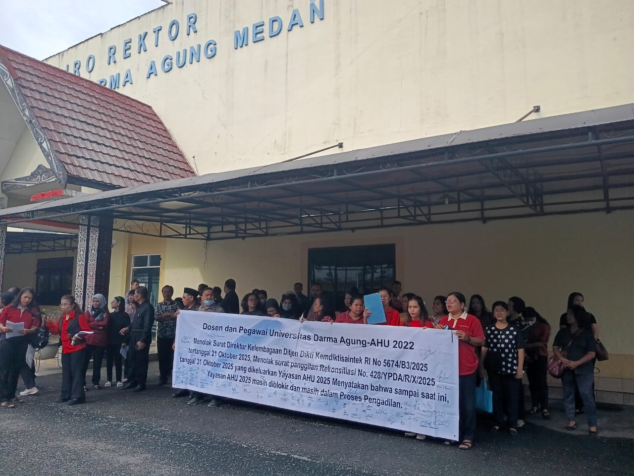 Teks foto: Aksi damai puluhan dosen dan pegawai UDA berorasi di depan Gedung Rektorat, beberapa waktu lalu. Mereka menolak surat rekonsiliasi sepihak yayasan dan meminta Kemendiktisaintek bertindak adil. Berita Sore/ist.