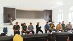 Kepala BNPB Pusat Letjen TNI Dr.Suharyanto,S.Sos,MM, tiba di Posko Induk Blangkejeren bertemu langsung dengan Bupati dan para SKPK juga perwakilan dari Masyarakat di Aula Pendopo.(Muhammad Iqbal/berita)