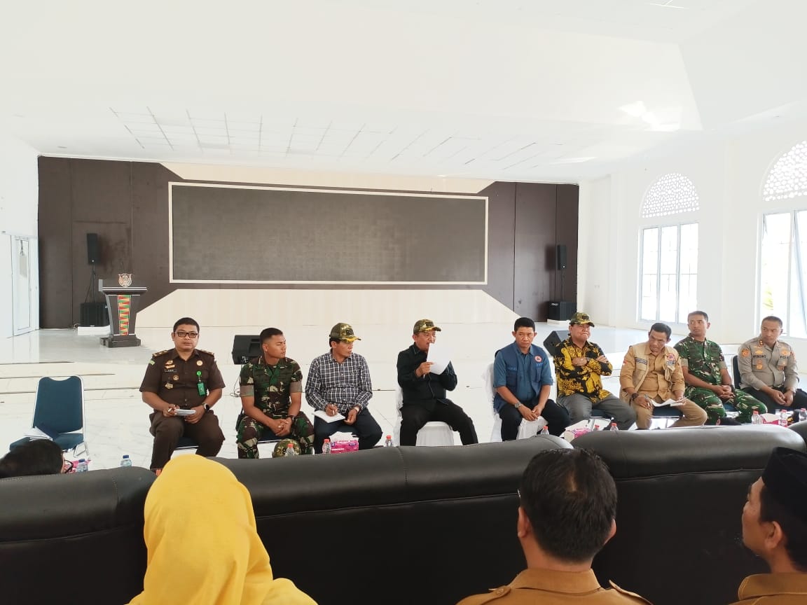 Kepala BNPB Pusat Letjen TNI Dr.Suharyanto,S.Sos,MM, tiba di Posko Induk Blangkejeren bertemu langsung dengan Bupati dan para SKPK juga perwakilan dari Masyarakat di Aula Pendopo.(Muhammad Iqbal/berita)