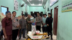 Polres Langkat berkolaborasi dengan Polres Binjai dan Polres Asahan menyalurkan bantuan  sembako dan air bersih kepada warga terdampak banjir di Desa Bukit Mas, Kecamatan Besitang, Senin (08/12/2025).beritasore.co.id/ist. 