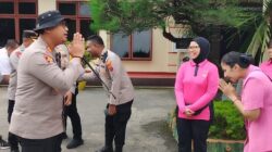 Teks fhoto Kapolres Batubara AKBP Doly Nelson H.H Nainggolan SH,MH kembali menyalurkan bantuan kemanusiaan kepada warga yang terdampak banjir di Kabupaten Langkat, Sumatera Utara Selasa (9/12/2025).beritasore/alirsyah