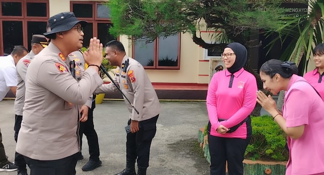 Teks fhoto Kapolres Batubara AKBP Doly Nelson H.H Nainggolan SH,MH kembali menyalurkan bantuan kemanusiaan kepada warga yang terdampak banjir di Kabupaten Langkat, Sumatera Utara Selasa (9/12/2025).beritasore/alirsyah