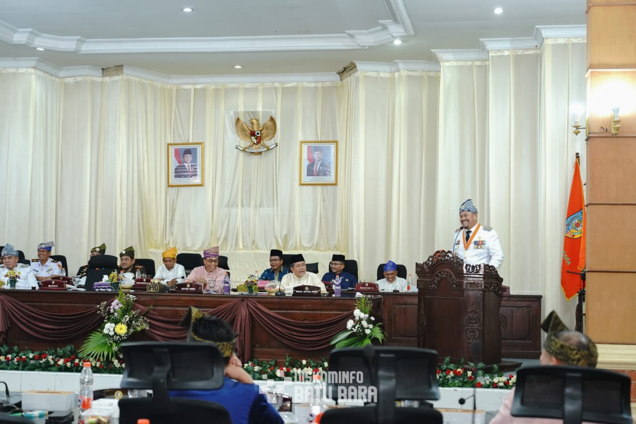 Teks fhoto Bupati Batubara H.Baharuddin Siagian SH,M.Si hadiri Paripurna HUT Ke-19 Batubara di Ruang Rapat Paripurna DPRD Batubara, Kecamatan Lima Puluh Senin (8/12/2025).beritasore/alirsyah