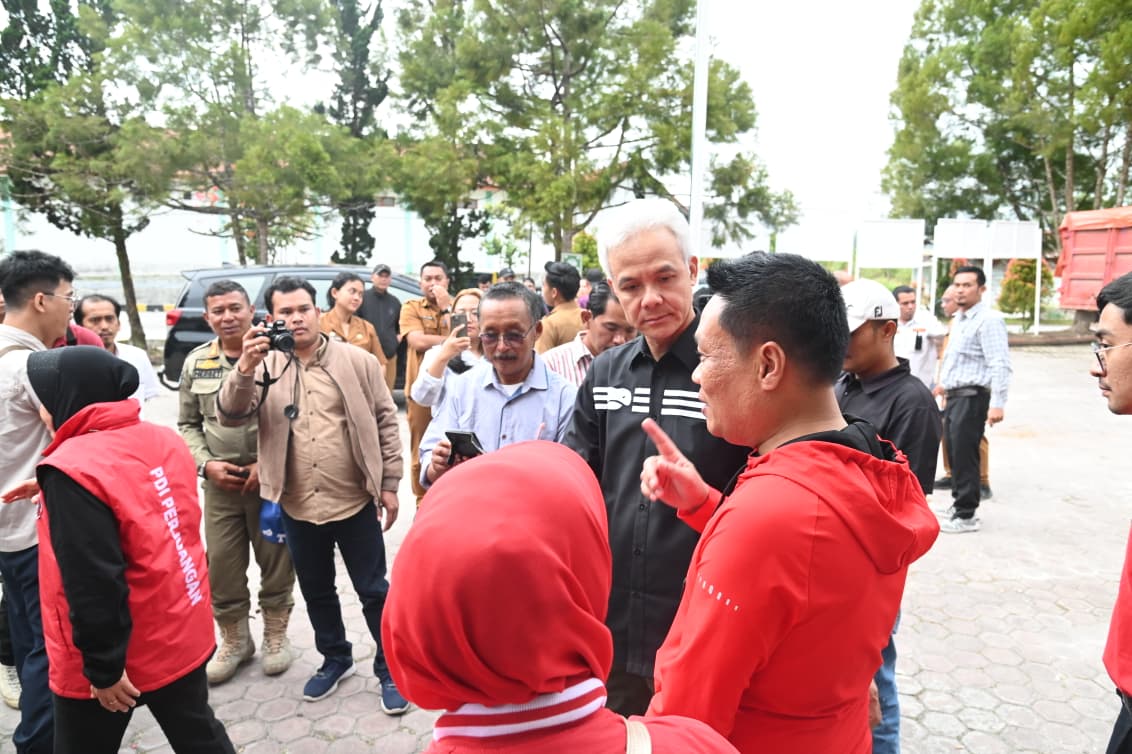 Ket Foto. BUPATI Humbahas Oloan Paniaran Nababan menyambut Ganjar Pranowo dan Tri Rismaharini dan rombongan saat menyalurkan bantuan ke Humbahas. Ist