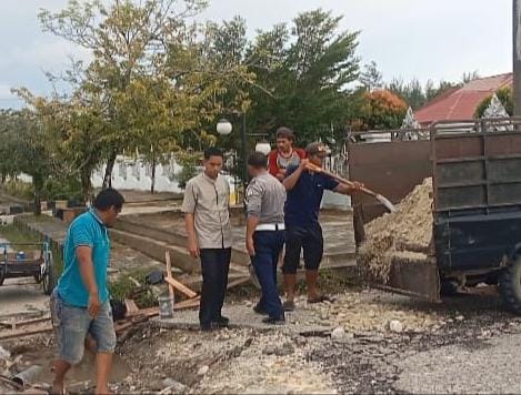 Foto: Kadishub Aceh Singkil Syamaun saat terjun langsun menimbun jalan berlubang di Desa Pulo Sarok. ist