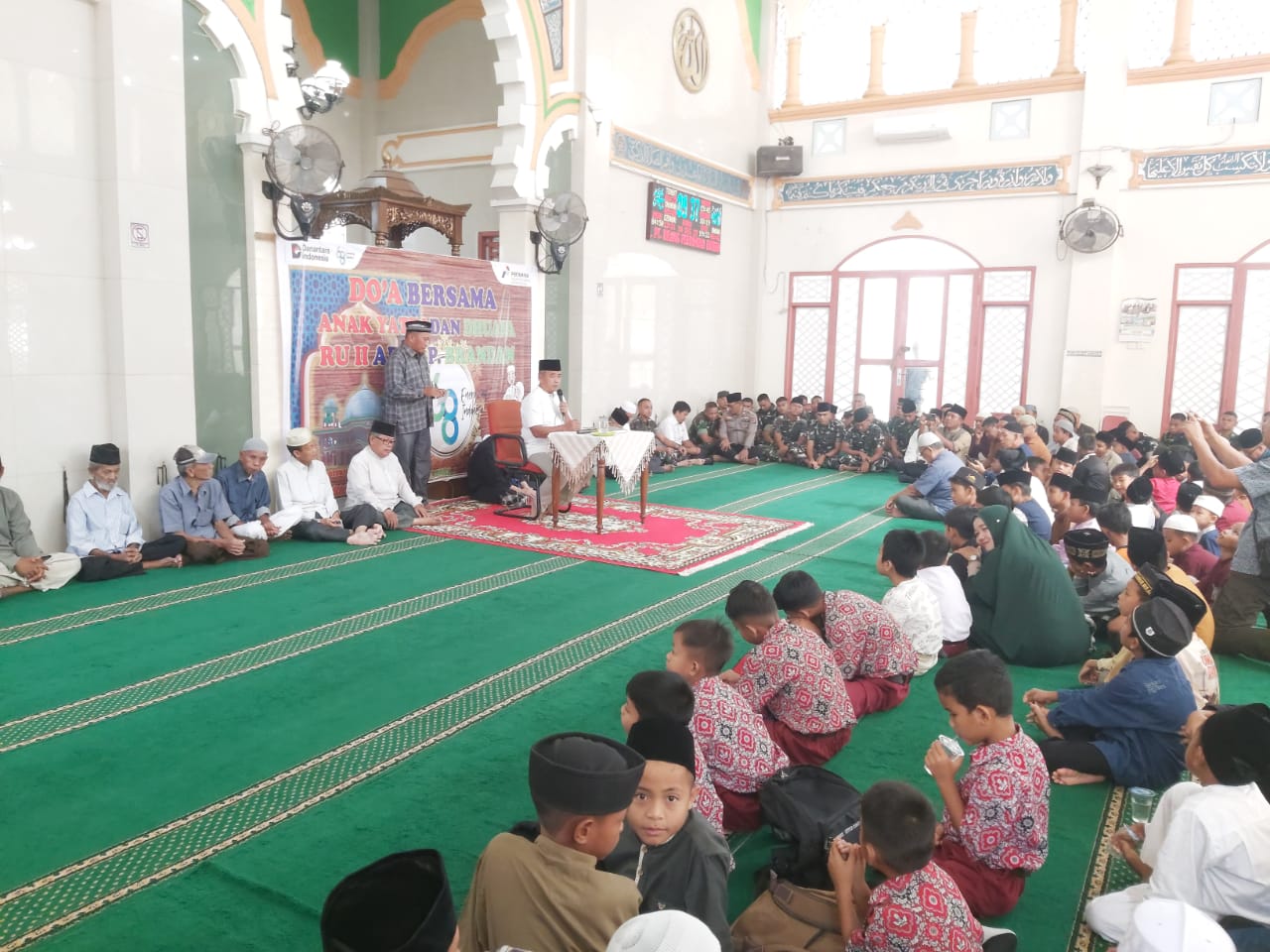 Senior Supervisor PT KPI RU II Area P.Brandan R Cepih HN (satu dari kanan atas ) diabadikan usai Doa Bersama di Masjid Al Bitrul Pertamina RU II P.Brandan, Rabu (10/12/25).bertasore.co.id/Boy Aprizal. 