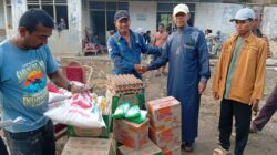 Teks foto: Pimpinan Al Kaffah Binjai H.Zulkarnain Asri,LC menyerahkan bantuan kepada korban banjir di Kab.Langkat. ( Berita Sore/ ist)