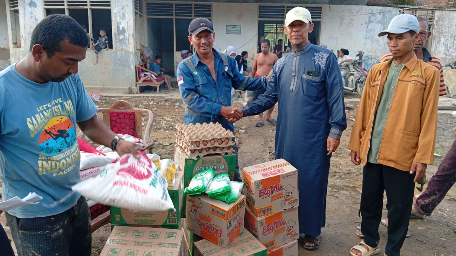 Teks foto: Pimpinan Al Kaffah Binjai H.Zulkarnain Asri,LC menyerahkan bantuan kepada korban banjir di Kab.Langkat. ( Berita Sore/ ist)