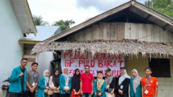 Puluhan mahasiswa KPM dari UIN SUNA Lhokseumawe bersama pemuda dan aparatur Gampong Pulo Barat, Sabtu (7/12) memgatarkan bantuan kemanusiaan untuk korban banjir bandang di Kecamatan Langkahan, Aceh Utara.ist