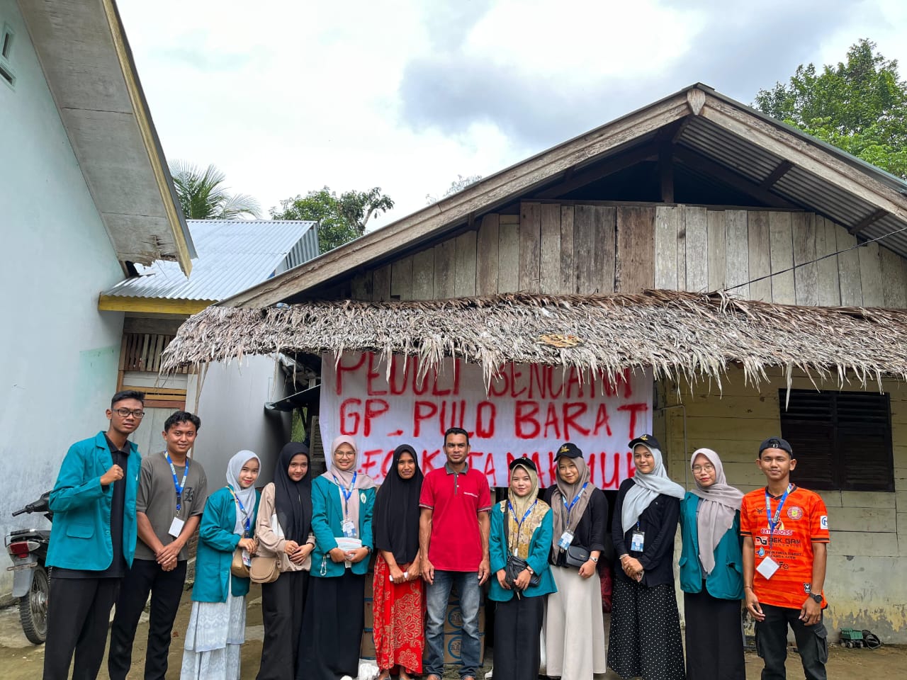 Puluhan mahasiswa KPM dari UIN SUNA Lhokseumawe bersama pemuda dan aparatur Gampong Pulo Barat, Sabtu (7/12) memgatarkan bantuan kemanusiaan untuk korban banjir bandang di Kecamatan Langkahan, Aceh Utara.ist
