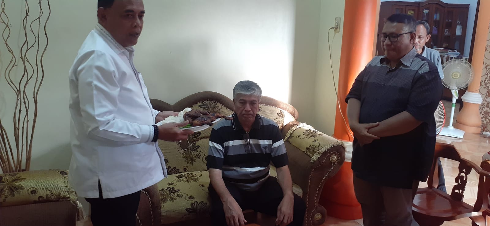 Teks foto : Ketua IPHI dan anggota DPRD Sumut HM Yusuf,SH.M.Hum dan Ustad Jafar Sidiq saat upah-upah Prof.Iman Jauhari di kediamannya. ( Berita Sore/Riswan Rika)