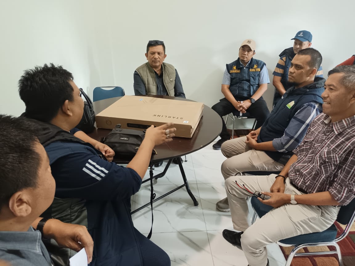 Tampak gambar: bupati menerima bantuan Starlink dari Pemerintah Aceh melalui Dinas Komunikasi dan Persandian Aceh.(Muhammad Iqbal/berita)