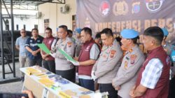 Teks fhoto Kapolres Batubara AKBP Doly Nelson H.H Nainggolan SH,MH didampingi Wakapolres KOMPOL Imam Alriyuddin SH,MH, Kasat Narkoba AKP Ramses Panjaitan SH jumpa Pers dengan rekan-rekan Wartawan, 3 orang tersangka Narkoba diancaman pidana mati atau penjara seumur hidup denda maksimal Rp.12 miliar Kamis (11/12-2025). beritasore/alirsyah